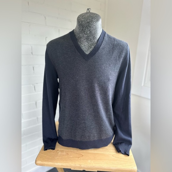 Wool/Silk Blend Banana Republic Men’s V-Neck Sweater – Navy Patterned | Size S - Picture 2 of 8